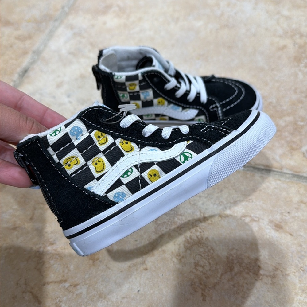 Toddler High-Top Vans Sneakers - Black & White - Picture 2 of 3